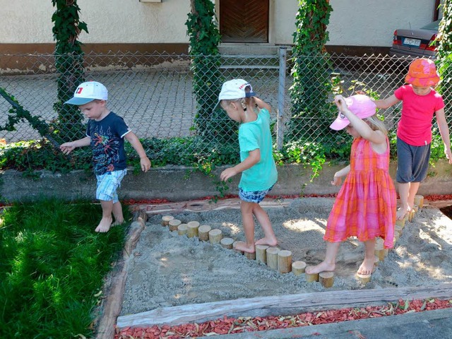 Auch balancieren knnen die Kinder auf... Garten des Kindergartens der Freunde.  | Foto: langelott