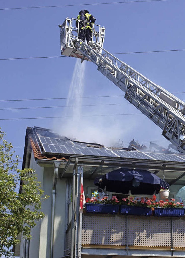 Brand im Hugenmattweg: Der Dachstuhl i...eller  Lscharbeiten vllig zerstrt.   | Foto: Paul Schleer