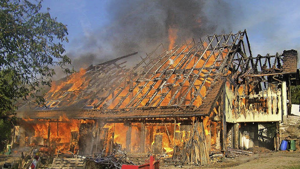 Das rund 300 Jahre alte Wohnhaus in Ri...d fiel gestern den Flammen  zum Opfer.  | Foto: Dieckmann