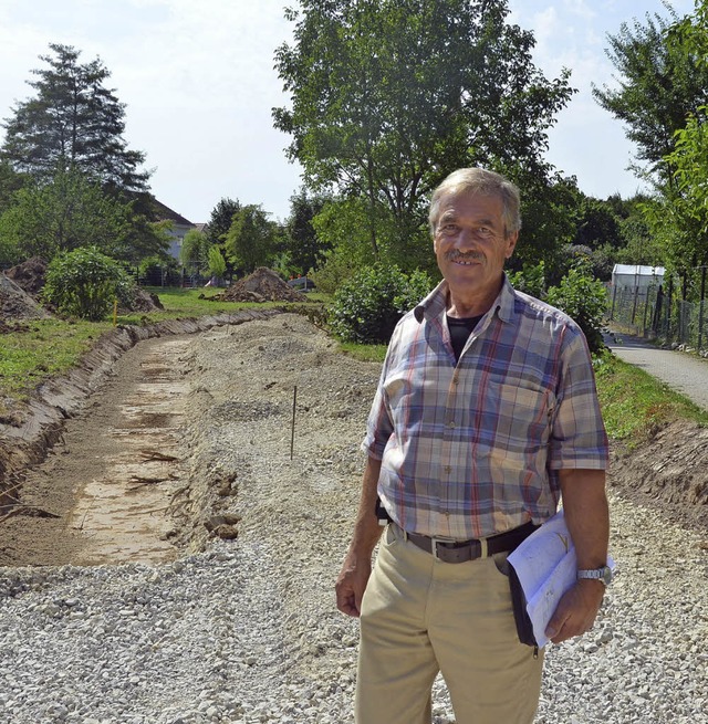 Rudolf Schartel in den Montagsmatten. ...te Weg, links wird der neue angelegt.   | Foto: Ralf H. Dorweiler