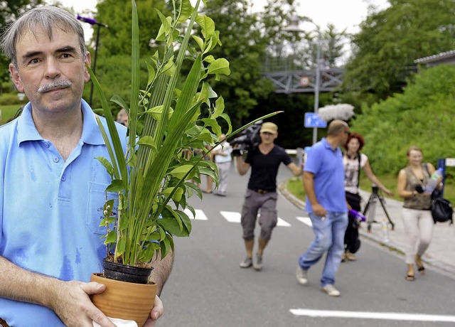 Gustl Mollath verlsst mit einer Topfp...ie psychiatrische Anstalt in Bayreuth.  | Foto: dpa