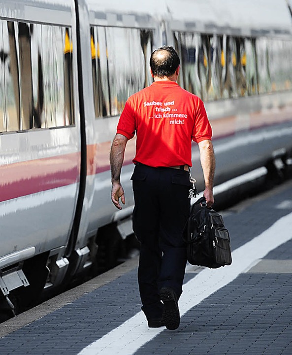 Die Unterwegsreiniger der DB tragen rote T-Shirts.  | Foto: dpa