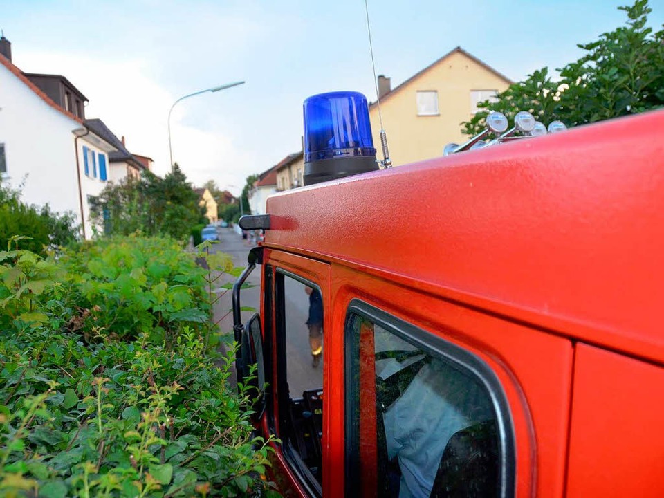 Hart an Gartenzaun und Gebüsch muss si...Seite ein Auto die Durchfahrt verengt.  | Foto: Nikolaus Trenz