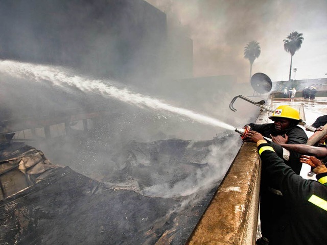 Die Feuerwehr kmpft gegen die Flammen.  | Foto: dpa