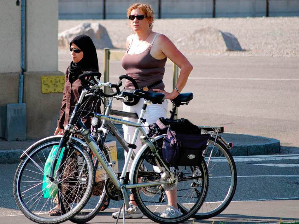 Susanne Mayer: Flchtige Begegnung zwischen moderner Frau und traditioneller Muslima, aufgenommen auf der franzsischen Seite der Dreilnderbrcke