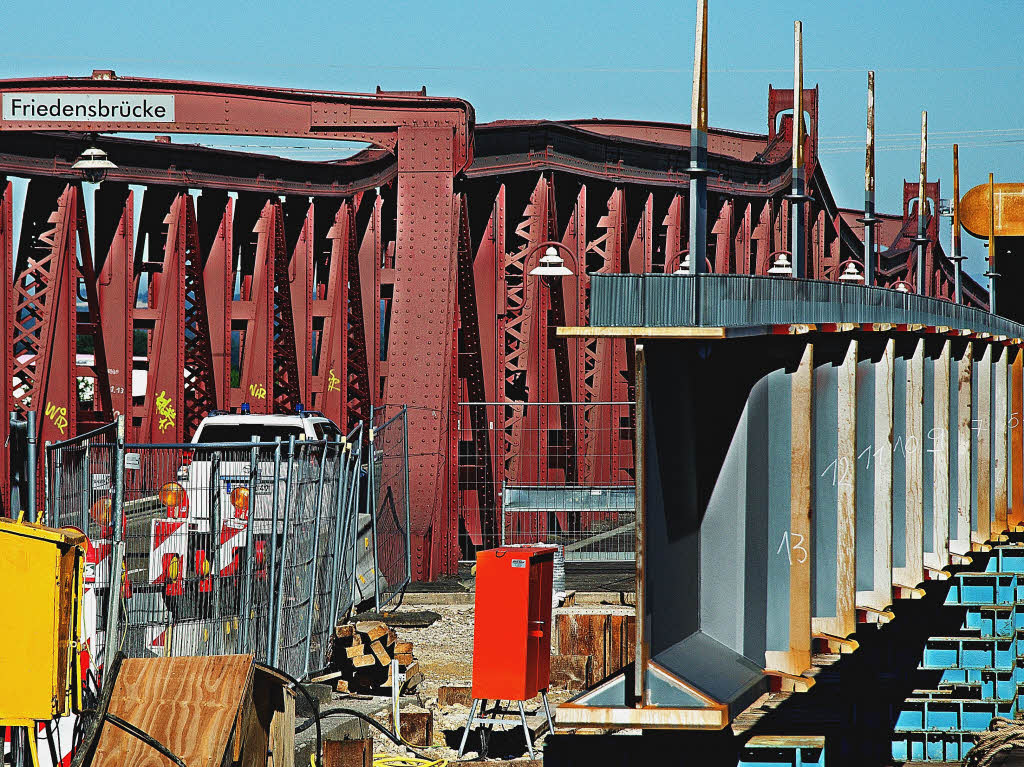 Jrg Reinert: Die Brckenteile fr die neue, "Moderne" Tram-Brcke die neben der "Traditionellen" Friedensbrcke entstehen soll, wurden gerade angeliefert.