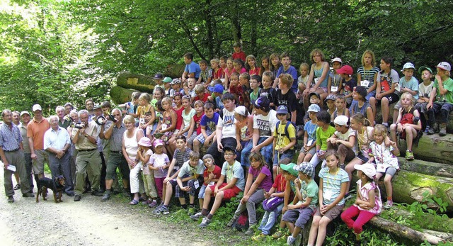 Rund 70 Kinder und ein Dutzend Frster...Waldparkplatz in Mnstertal zusammen.   | Foto: Manfred Lange