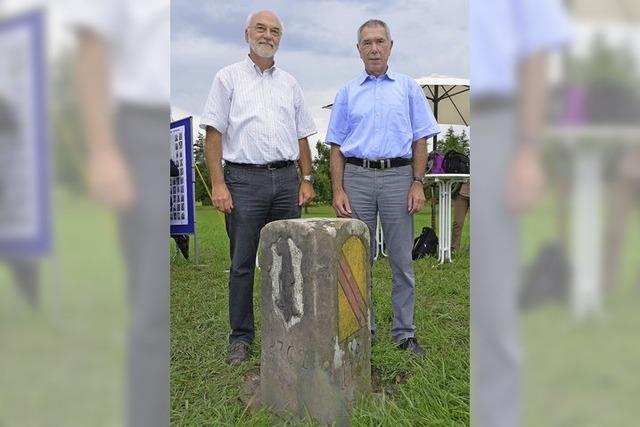 Schweizer und Deutsche setzen einen alten Grenzstein wieder ein