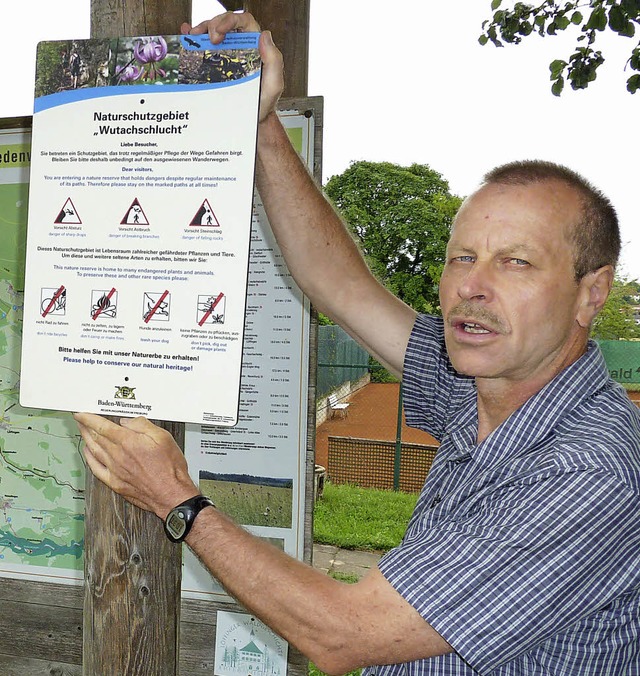 Der Wutachranger Martin Schwenninger m...Hinweistafeln fr die Wutachschlucht.   | Foto: Heidrun Simoneit