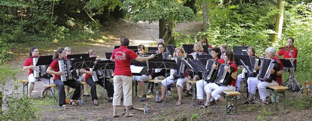 Im nahen Englischen Garten sorgt  der ... fr musikalische Sommerunterhaltung.   | Foto: mario schneberg