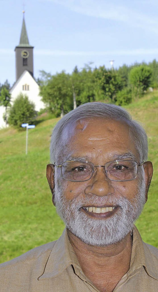 Pater Kristudas ist wieder im Hochschw...ng aus hat er Blickkontakt zur Kirche.  | Foto: GERT BRICHTA