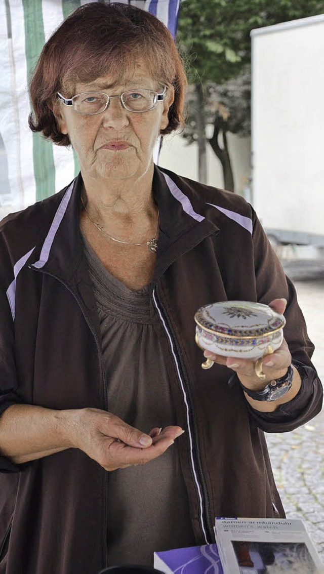 Veronica Hartmann (67) mit Schmuckschatulle der Oma  | Foto: Martina Proprenter