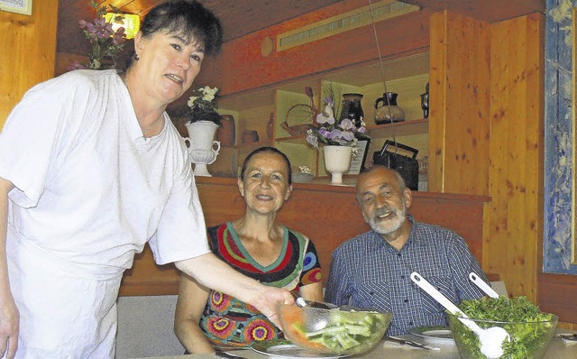 Elke Hartmann (links) kocht im Haus Be...h Dominik Kubietziel und Eva Hornung.   | Foto: Martin