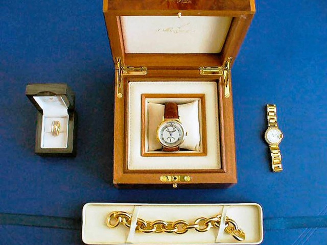 Geschmuggelte Uhren und Schmuck, die d...ptzollamt Lrrach sichergestellt hat.   | Foto: BZ