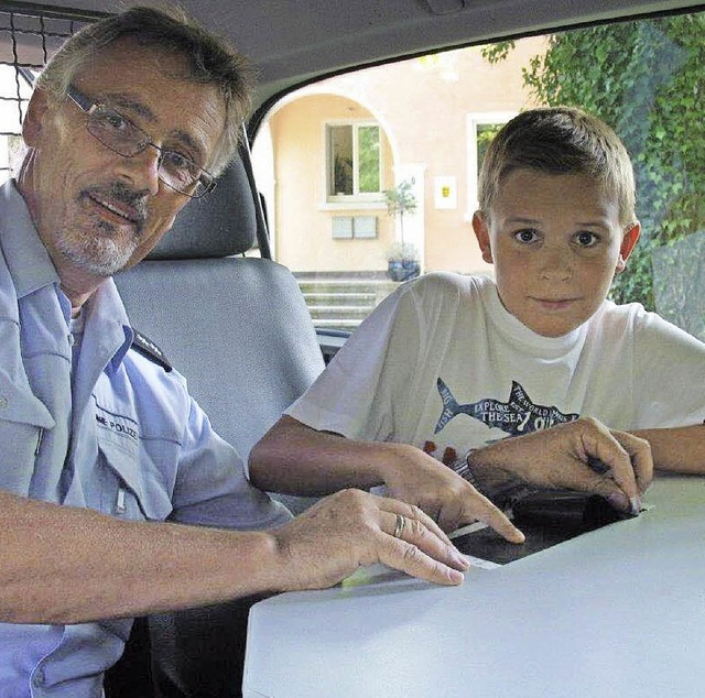 So wird ein  Fingerabdruck genommen:  ...t dem elfjhrigen Simon im Polizeibus   | Foto: Tanja Oldenburg