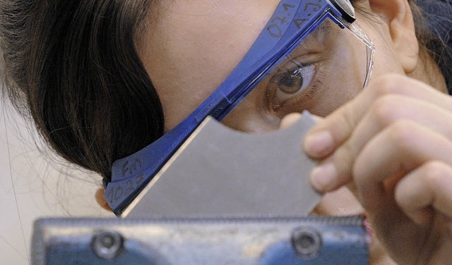 Gesucht: eine Auszubildende in einem metallverarbeitenden Betrieb  | Foto: DPA