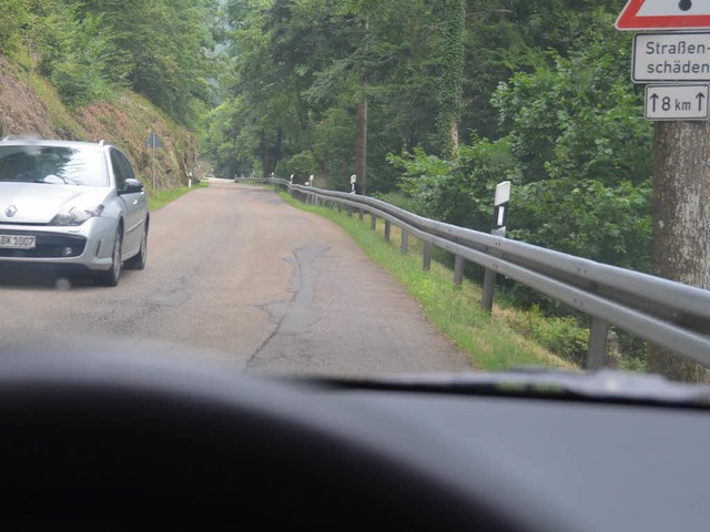 Ein Schild warnt vor Straenschden au... und Motorradfahrer sogar gefhrlich.   | Foto: martin pfefferle