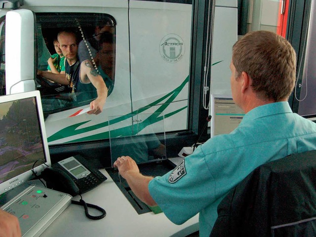 Knapp zwei Minuten dauert die Lkw-Abfe...em elektronischen  Transito-Verfahren.  | Foto: Jochen Fillisch