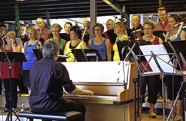 Bunt in der Kleidung und  im Programm ...ixDur beim Eichstetter Sommerkonzert.   | Foto: christa rinklin