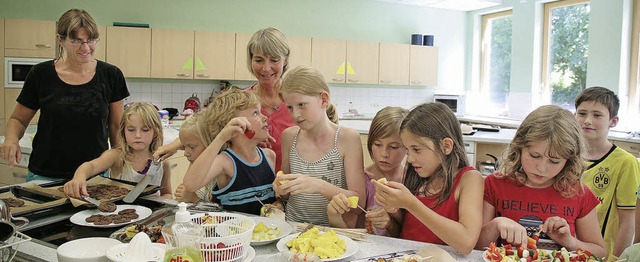 Lecker essen mit den Fingern &#8211; d...en die Kinder beim Fingerfood-Buffet.   | Foto: Sandra Decoux-Kone