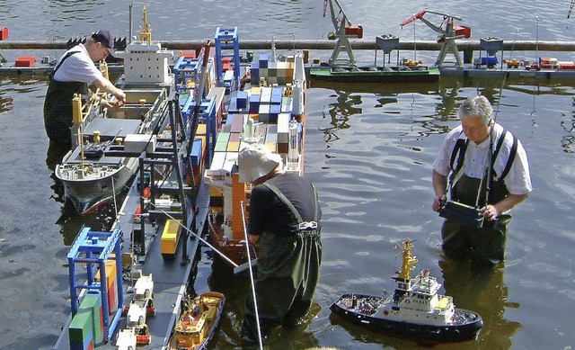 Am Ufer des Badweihers in St. Peter entsteht am Wochenende ein Schiffshafen.  | Foto: Privat
