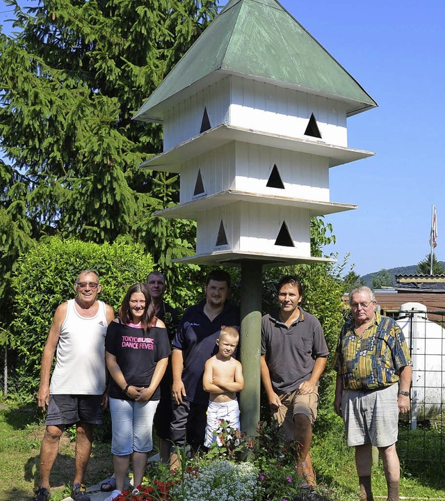 Taubenturm als Treffpunkt fr Taubenz... links), die das Jubilum vorbereiten   | Foto: Martina Proprenter