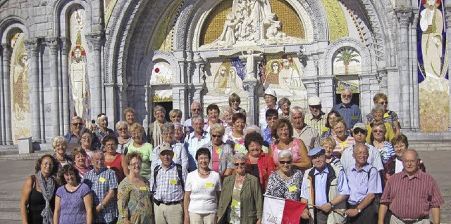 Teilnehmer der Lourdes-Wallfahrt der S...Zell mit Pfarrer Leppert (mit Fahne).   | Foto: ZVG