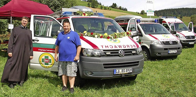 Pater Lukas, hier mit dem Vorsitzenden...t das neue Rettungsfahrzeug gesegnet.   | Foto: Ulrike Jger