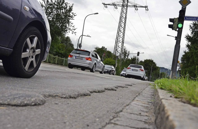 Sanierungsbedrftig ist die Fahrbahnde...n Sperrungen und Umleitung begleitet.   | Foto: Nikolaus Trenz