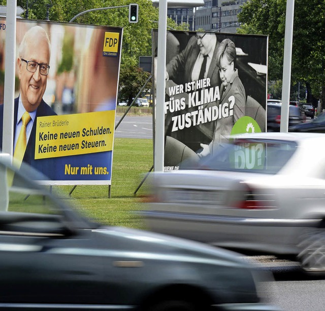 Plakate gehren vor der Wahl zum Straenbild.   | Foto: dpa