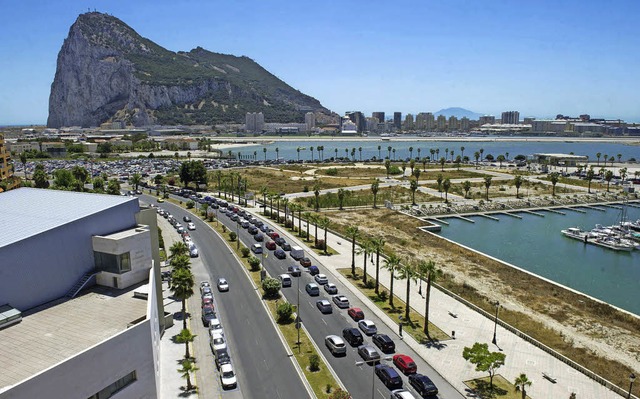 Grobritannien und Spanien streiten er...ise nach Gibraltar dauert nun Stunden.  | Foto: AFP/dpa
