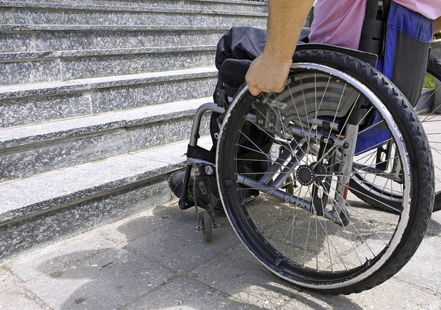 Mit dem Rollstuhl gibt es viele Hinder...sind allerdings brokratischer Natur.   | Foto: fotolia.com/peppi18