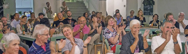 Das sichtlich vergngte Publikum amsi...des ehrwrdigen Pfarrkellers prchtig.  | Foto: Chris Seifried