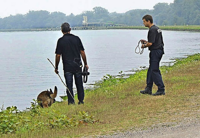 Mit Sprhunden und vom Polizeiboot aus...lizeibeamte  beim Tatort nach Spuren.   | Foto: Fotos:Karen Christeleit