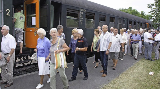 Die Binzener Senioren-Ausflgler kurz vor der Abfahrt der Sauschwnzlebahn.   | Foto: Gemeinde Binzen