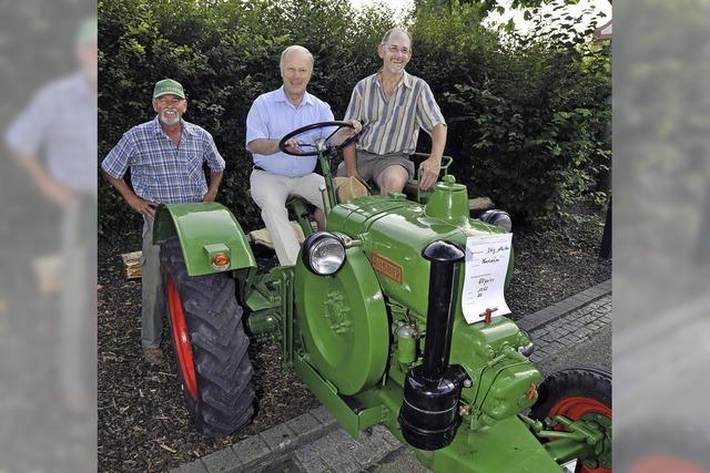 Tuckernde Oldtimer und fubetriebene Traktoren