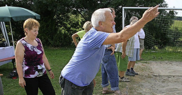 Gut geworfen: Dieter Scholle (vorne) g...ammen mit Horst Schneck das Turnier.   | Foto: Peter  Schtz