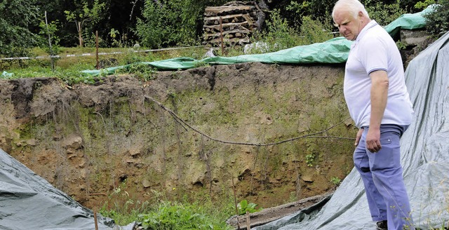 Allein gelassen  fhlt sich das Kirchh...ierung des Hangs nichts mehr gegangen.  | Foto: Robert Bergmann