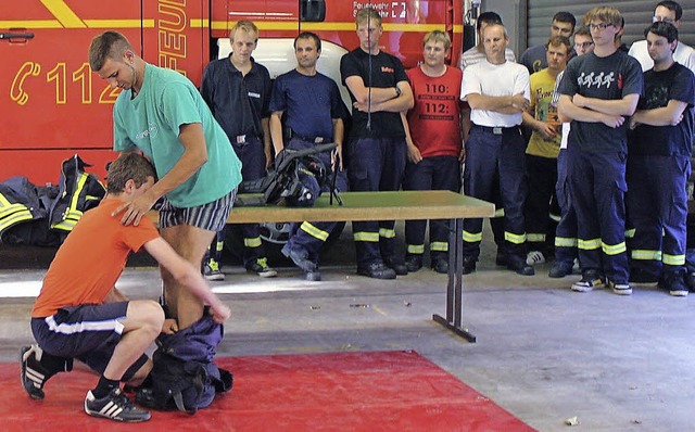 Im Trainingslager: Feuerwehrmann kleid...nn ein und  die Kameraden schauen zu.   | Foto: Privat