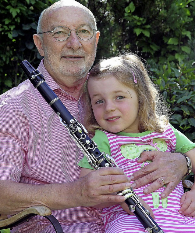 Jean-Claude Aguilar mit Klarinette und Enkelin Charlotte.   | Foto: Peter Heck