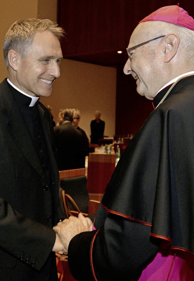 Kurienerzbischof Georg Gnswein (links) gratuliert Robert Zollitsch.   | Foto: Seeger