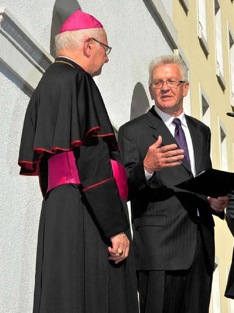 Robert Zollitsch und Ministerprsident Winfried Kretschmann vor dem Collegium Borromaeum