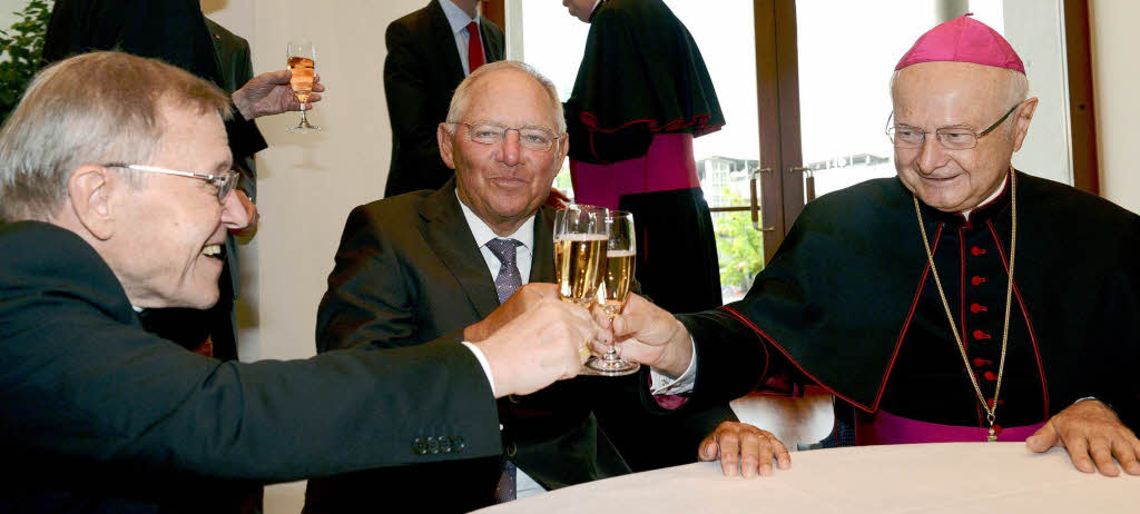 Kardinal Walter Kasper  und Bundesfinanzminister Wolfgang Schuble stoen im Konzerthaus mit Robert Zollitsch an (von links).