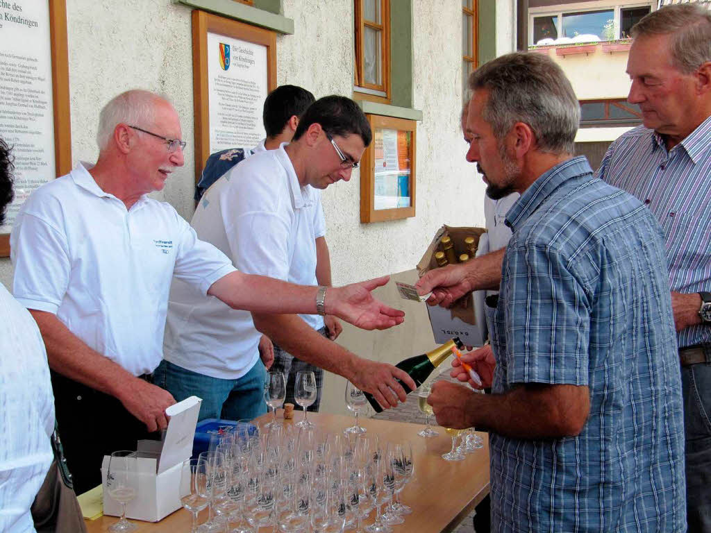 Die Teilnehmer wurden am Winzerhus mit Sekt Willkommen geheien.