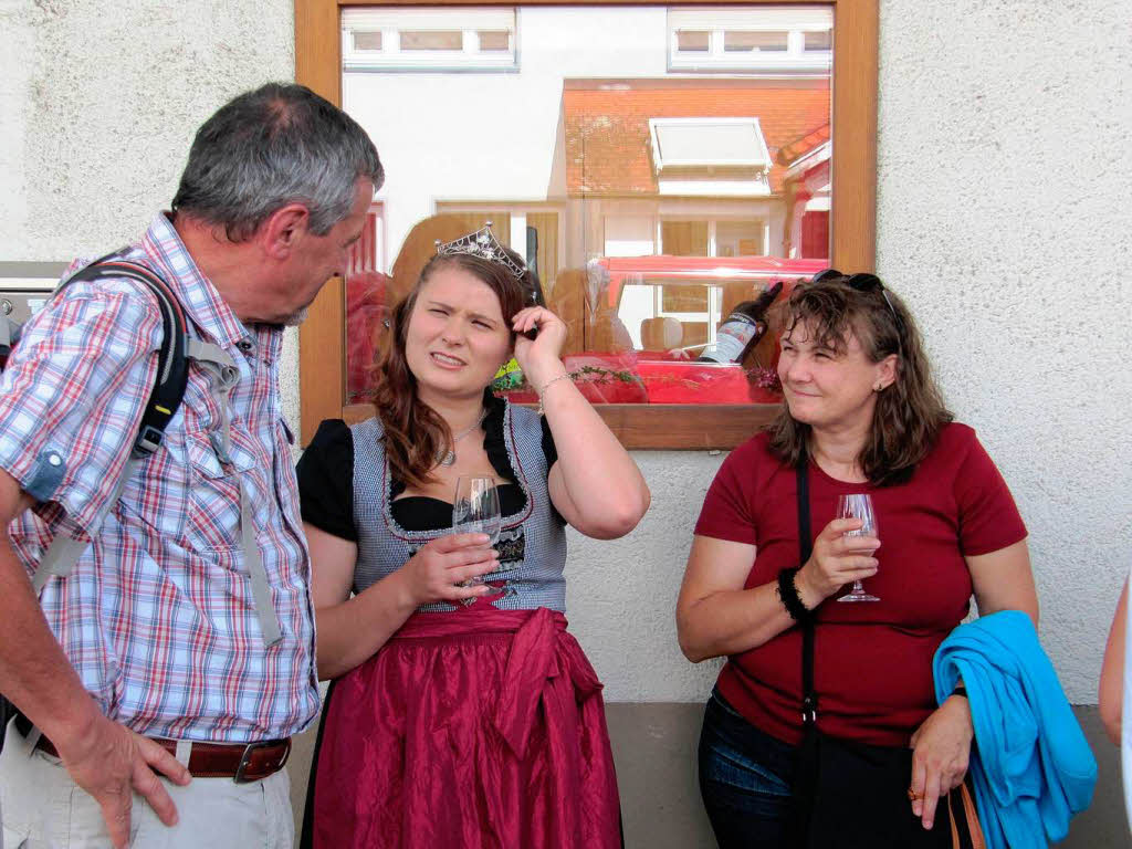 Noch-Weinprinzessin Nicole Grafmller geniet den Sekt vor der Wanderung im Gesprch mit einem Teilnehmer.