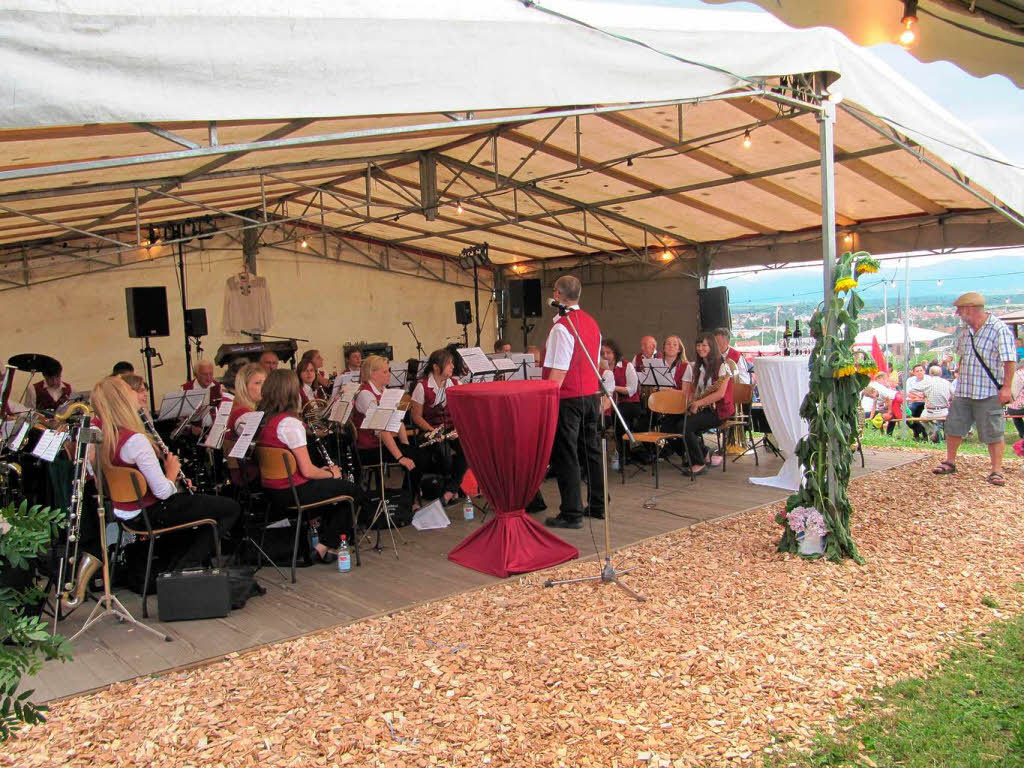 Der Musikverein Kndringen spielt zur Festerffnung.