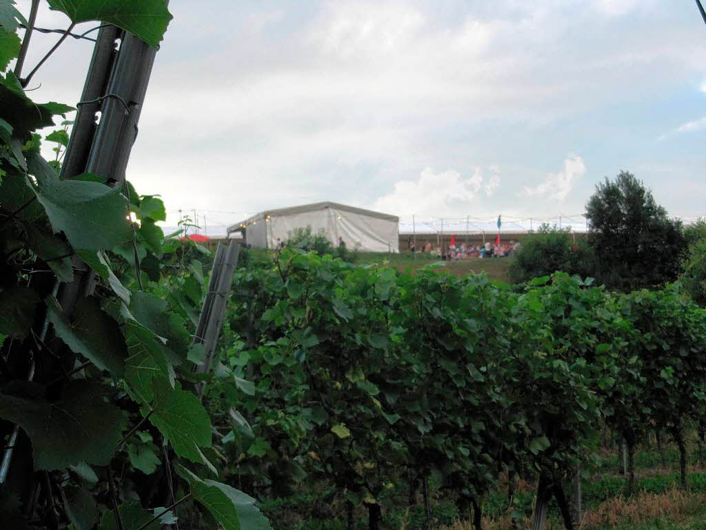 Das Zelt auf dem Berg ist das Ziel der Weinfest-Besucher.