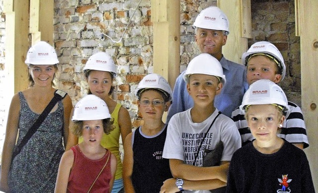 Kinder mit Brgermeister Michael Benit...r Rissefhrung in Staufen am 1. August  | Foto: Yara Nauwerck