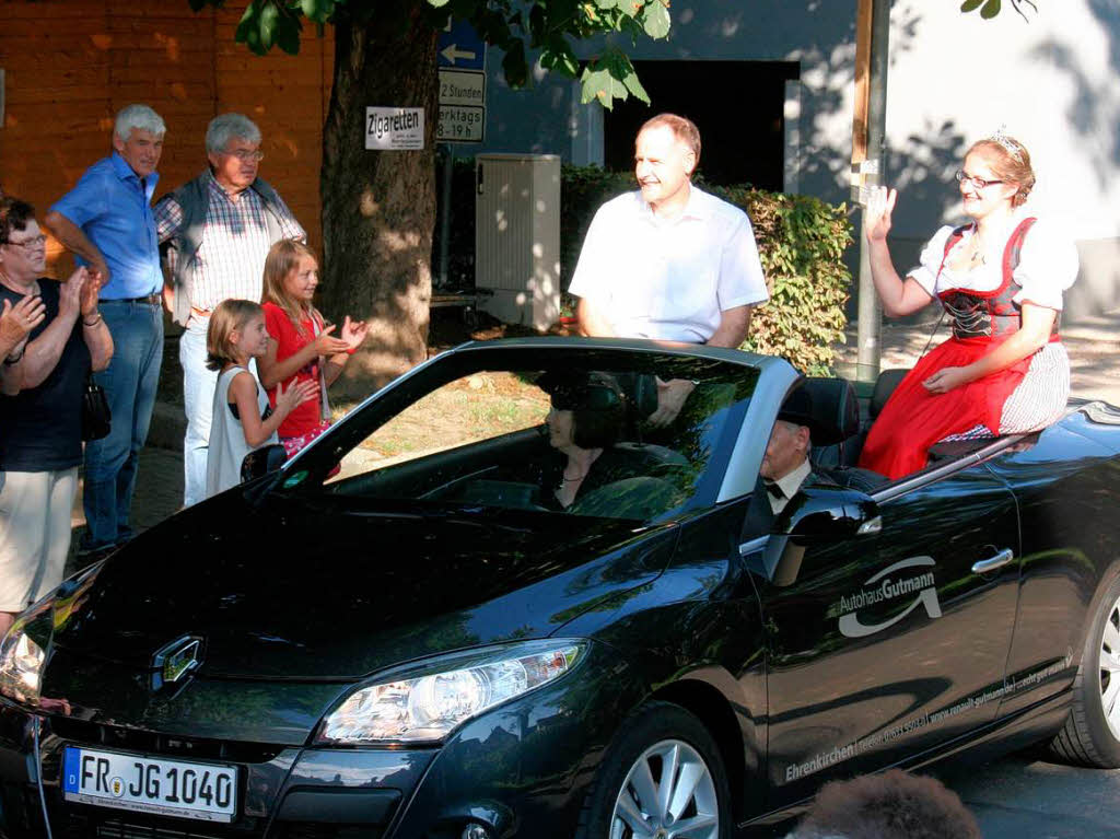 Brgermeister Thomas Breig  bei der Hock-Erffnung mit der Markgrfler Weinprinzessin Larissa Brombacher.