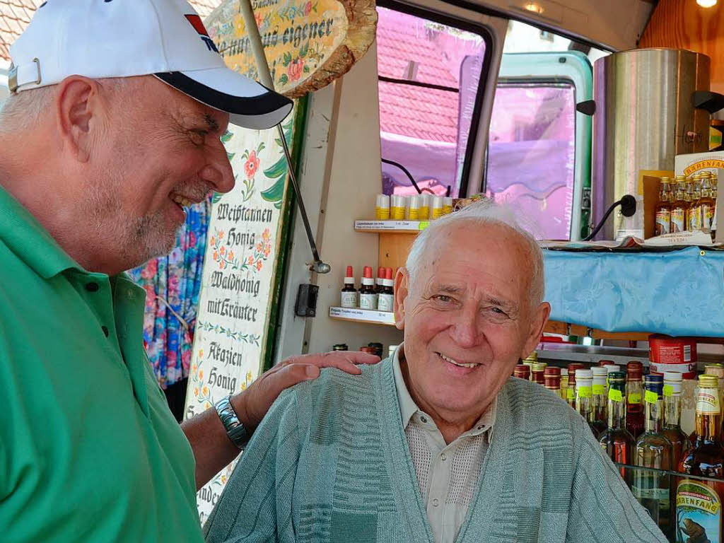 Marktmeister Helmut Mrder (links) im Gesprch mit Willy Mellert, der seit Jahrzehnten Honig verkauft.